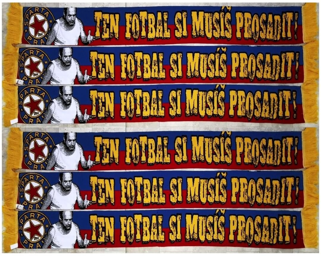 K Homolkovskému triku šálu! ? Tričko "Ten fotbal si musíš prosadit" má velký úspěch a tak jsme k němu připravili i pletenou šálu se stejným motivem ???? K dostání jak na eshopu @eshopspartani www.spartani.cz, tak v prodejně Stylsport v Havanské ulici na Letné #acsparta #spartaforever #ultrassparta